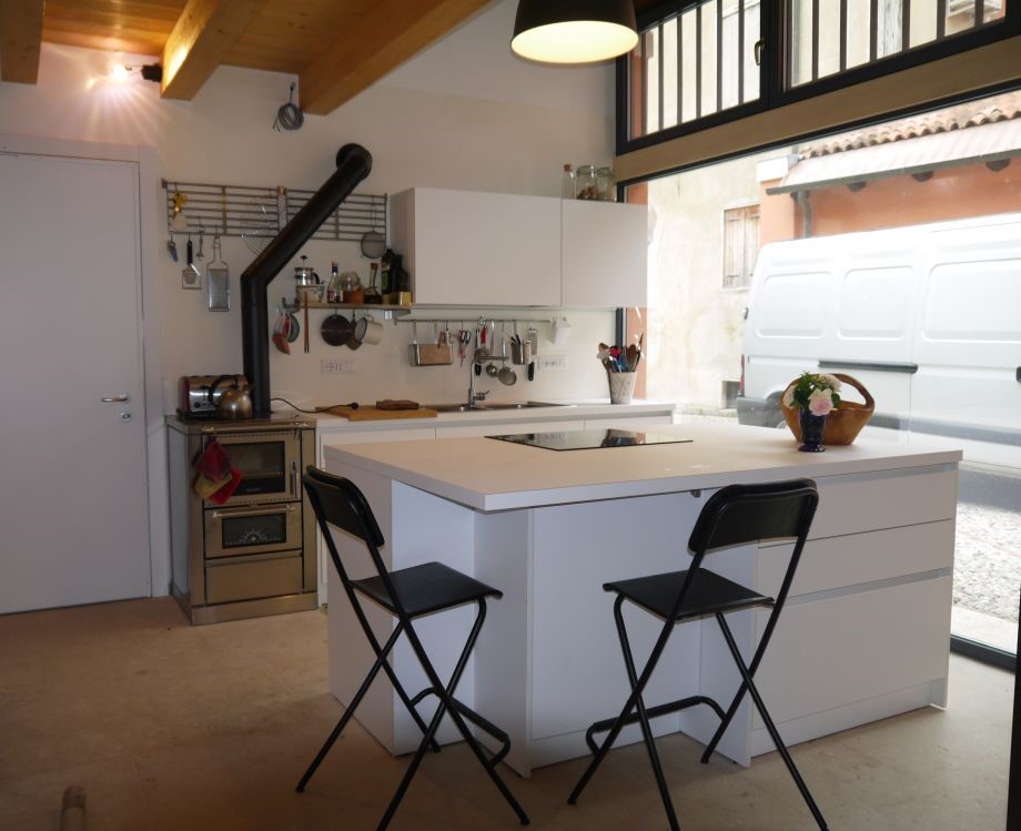 <strong>Una cucina ad isola contemporanea in una villa rustica<span><b>in</b>Residential  </span></strong><i>→</i>